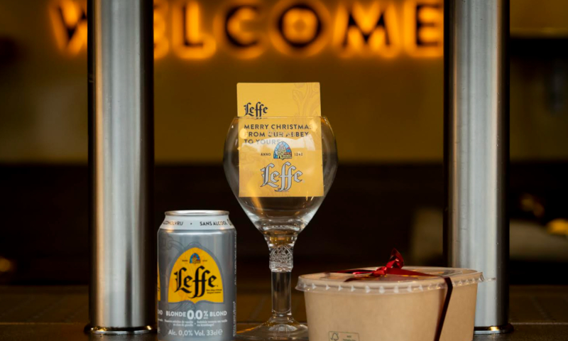 Blikje Leffe Blond, Leffe glas en sterrenmaaltijd in een plastic bakje op de bar